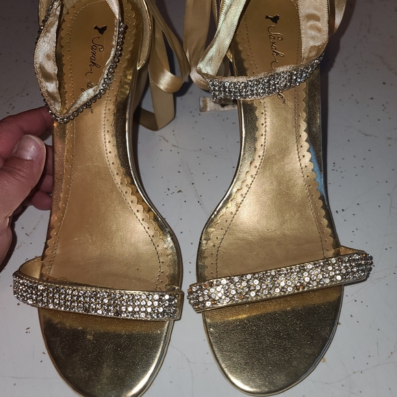 Gold wrap wrounp ankle size 9 pumps. - Picture 9 of 13